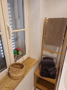 2 pièces dans le centre avec petite terrasse 3***