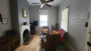 Picketts Cottage - Circa 1868 - Oldest in Knox!