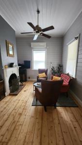 Picketts Cottage - Circa 1868 - Oldest in Knox!