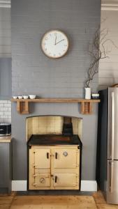 Picketts Cottage - Circa 1868 - Oldest in Knox!