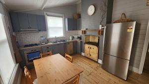 Picketts Cottage - Circa 1868 - Oldest in Knox!