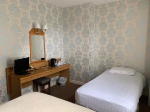 Standard Triple Room room in Waterford Lodge Hotel