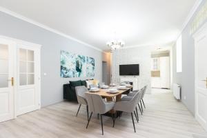 Luxury Central 150m2 Apartment on Wencelas Square with Private Garage