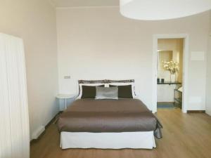 cute and cozy apartment train station