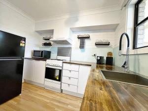 Manhattan - Stylish 1BR Beachfront on Caseys