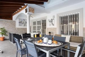 LUXURY VILLA WITH PRIVATE POOL WITH AIRCON,Playa del Duque