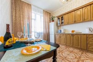 Large 2 room apartment with a beautiful view 2 min metro Chernigivska