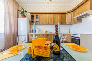 Large 2 room apartment with a beautiful view 2 min metro Chernigivska