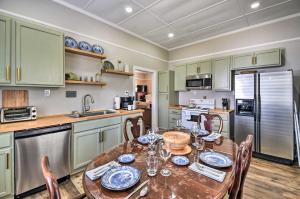 Cozy Currituck Home w Fire Pit near Ferry!