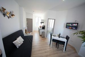 Appartements IVOIRIA !!! SUBLIME Studio HOME STAGING AU CENTRE VILLE !!! : photos des chambres