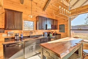 Mountain View Hideaway with Outdoor Fireplace!