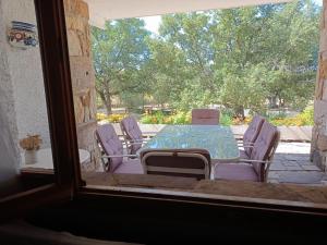 Derroñadas . Casa con enorme jardín y tenis.