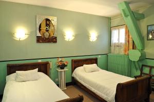 Hotels Logis Hostellerie Du Cheval Blanc : Chambre Lits Jumeaux