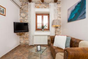 One-Bedroom Apartment room in Apartments and rooms with parking space Loborika Pula - 12983