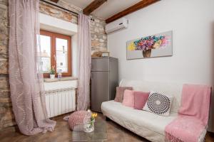 Apartments and rooms with parking space Loborika, Pula - 12983