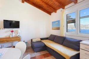One-Bedroom Apartment with Terrace and Sea View room in Apartment Okrug Donji 12502c
