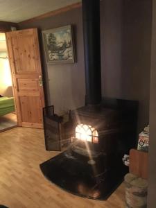 StugaNäraKungsberget - mysig stuga med kamin, grillkåta och vedbastu