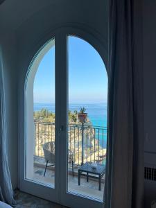 Deluxe Double Room with Balcony and Sea View room in La Dolce Vita a Tropea