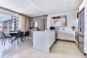 La Vista Dream Apartments Luxury & Modern with City View and Inverter back up!