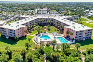Ocean view condo in beachfront resort with WiFi, central AC, 2 pools, & tennis
