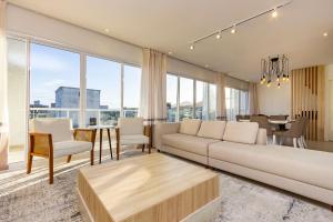 Mar de Fora 205 – Lindíssima Cobertura Duplex - Piscina no Condomínio - 100 Metros da Praia de Mariscal.