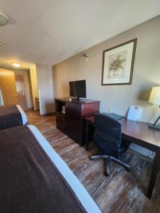 Queen Room with Two Queen Beds with Balcony and Pool View room in Put-in-Bay Resort & Conference Center