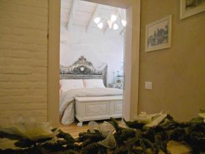 Zimmer mit Kingsize-Bett und Gartenblick.