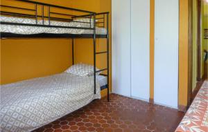 Maisons de vacances Pet Friendly Home In Entrecasteaux With Outdoor Swimming Pool : Maison de Vacances Six Chambres