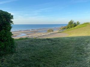 Lovely 1 bed flat 200 metres from beach