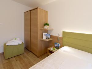 Two-Bedroom Apartment with Balcony room in Appartement Garden