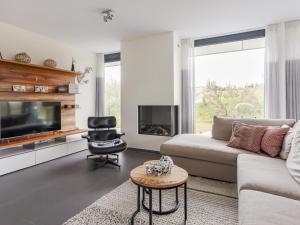 Modern holiday home in Kamperland with garden