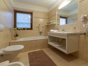 Three-Bedroom Apartment with Balcony - First floor room in Appartements Steiner