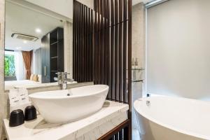 Phòng Deluxe Giường Đôi Có Bồn Tắm (Deluxe Double Room with Bath)