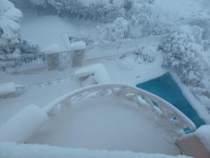 Apartment with a garden, BBQ, swimming pool and jacuzzi