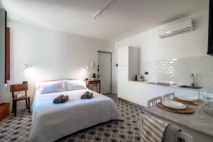 Cesare 22 - The House Of Travelers