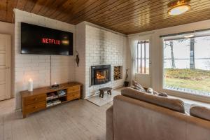 Lapland Sunrise Cottage with lakefront Sauna