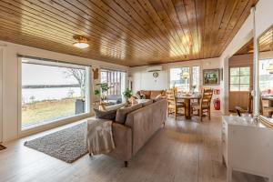 Lapland Sunrise Cottage with lakefront Sauna