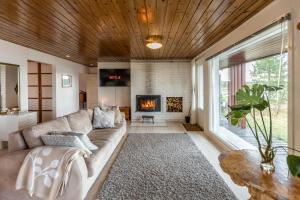 Lapland Sunrise Cottage with lakefront Sauna