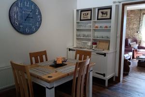 Maisons de vacances Charming 2-Bed Cottage within Barn in Merinchal : photos des chambres