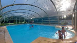 Maisons de vacances Gite La Buissiere Duravel piscine couverte privative : photos des chambres
