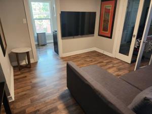 Luxury House Medical CenterDowntownEVParking