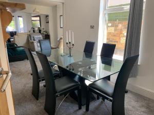 House - Sleeps up to 8 people & free parking