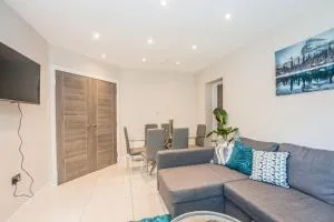 Langston House: 2 Bed, 2 Bath Luxury Apartment - Farnham Royal