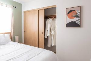 Cozy 2 bedroom condo walking distance from the beach