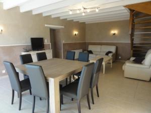 Maisons de vacances Gite Charroux - Allier, 4 pieces, 7 personnes - FR-1-489-271 : photos des chambres