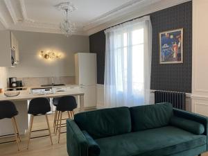 Appartement Équipé avec Balcon au Cœur de Vichy - Proche Thermes et Commerces - FR-1-489-362