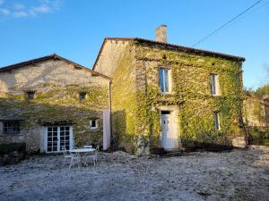 Maisons de vacances Authentiek landhuis met zwembad in Dordogne. : photos des chambres