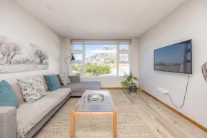 1Bedroom With TableMountain View