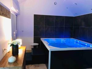 Maisons de vacances Maison de charme avec jacuzzi. : photos des chambres