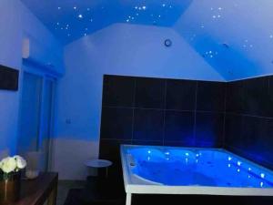 Maisons de vacances Maison de charme avec jacuzzi. : photos des chambres